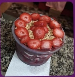 Antes: açaí com morangos e granola na foto original